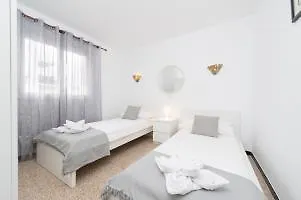Assimetric - Only 100m To Appartement *
